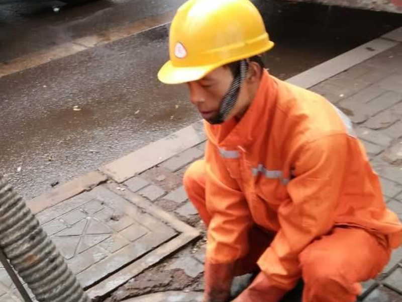 深圳龙华专业疏通下水道,清理化粪池,疏通管道的疏通